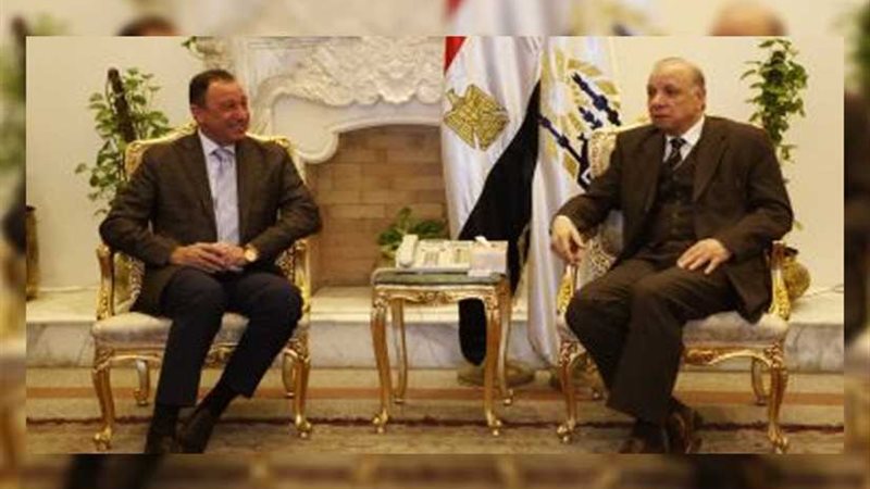 الخطيب يهدي محافظ