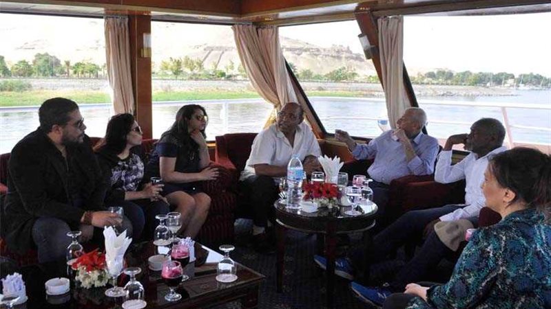 بالصور.. محافظ أسوان