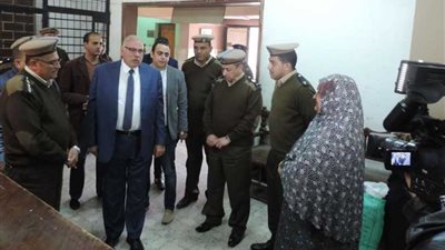 بالصور.. مدير أمن القليوبية يتابع طلبات قرعة الحج