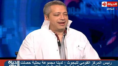 تامر أمين يرتدي بالطو ضد البكتيريا والفيروسات ( فيديو)