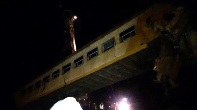 بدء رفع آثار حادث قطاري خط المناشي- كوم حمادة بالبحيرة (وصور)