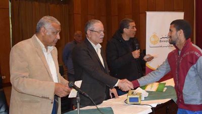 محافظ المنيا يسلم 24 قرضًا حسنًا للأسر الأكثر احتياجًا (صور)