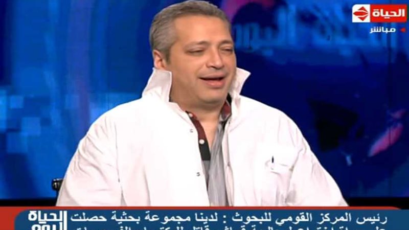 تامر أمين يرتدي بالطو