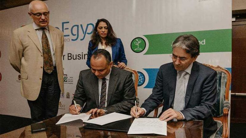 أبو العيش وصقر يوقعان