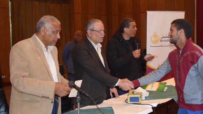 محافظ المنيا يسلم