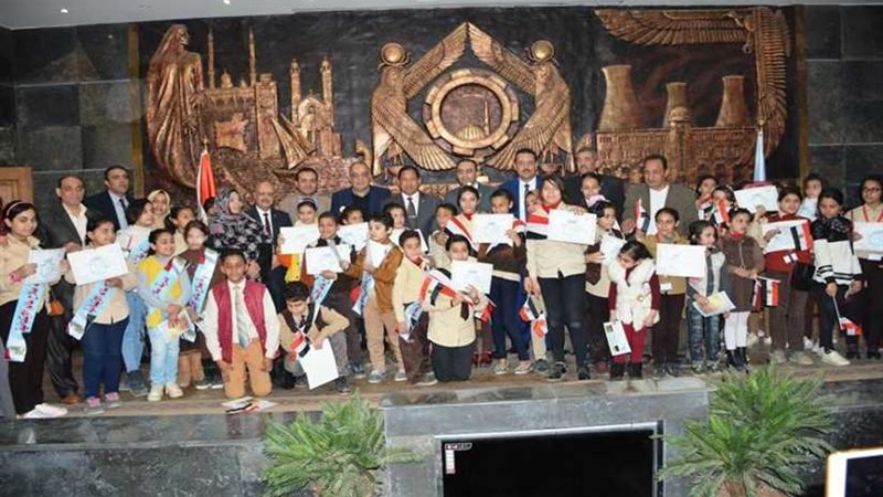 محافظ الغربية يكرم