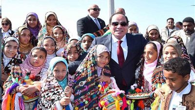 الرئيس يلتقط صوراً تذكارية مع أهالي العلمين‎