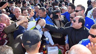 الشعب يصافح الرئيس