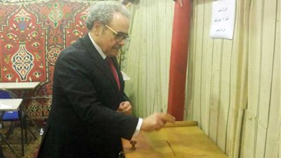 رئيس اتحاد كتاب مصر يدلي بصوته في انتخابات التجديد النصفي