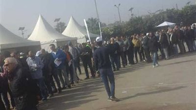 آلاف المهندسين يحتشدون للإداء بأصواتهم بالانتخابات في ستاد القاهرة