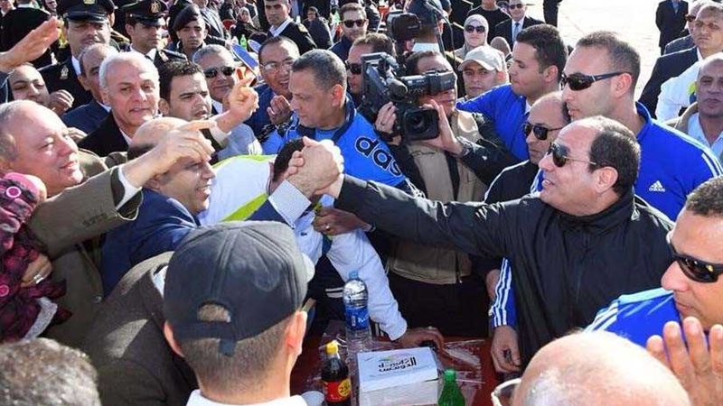 الشعب يصافح الرئيس