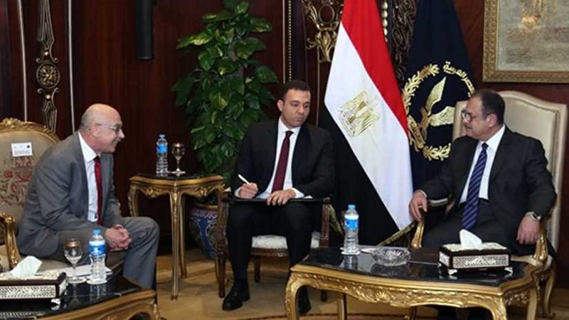 وزير الداخلية لمسؤول