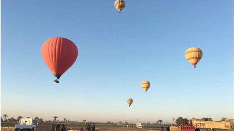 اقلاع 21 بالونا طائرا