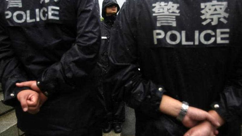 بخنجر يقتل ويصيب