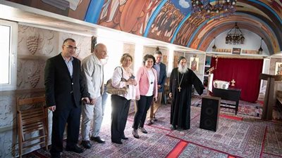 السفيرة المصرية في قبرص تزور مقر الكنيسة الجديدة بـ