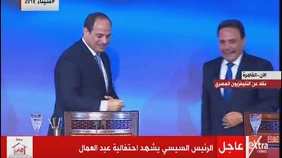 المراغي يهدي الرئيس السيسي درع الاتحاد العام لنقابات عمال مصر (فيديو)