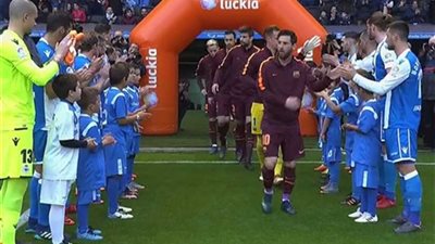 لاعبو ديبورتيفو لاكورونيا يصنعون ممرًا شرفيًا للاعبي برشلونة بعد التتويج بالكأس