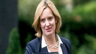 وزير الداخلية البريطانية تتقدم باستقالتها بسبب انتقادات 