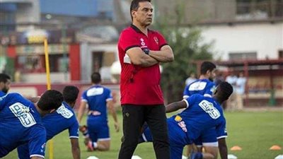 البدري يعقد جلسة مع اللاعبين قبل انطلاق مران الأهلي