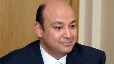 أنباء عن تعاقد أديب مع قناة عربية