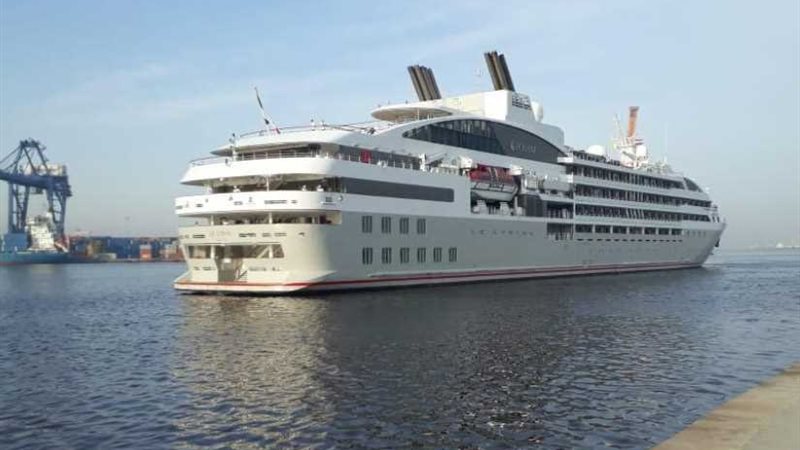 وصول 360 سائحًا لميناء