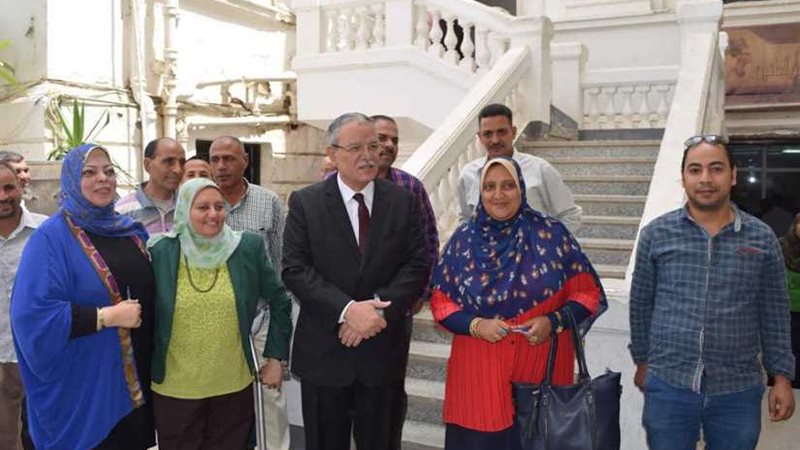 محافظ المنيا يسلم