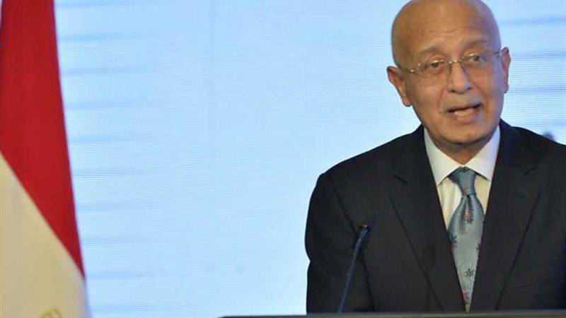 إسماعيل يجتمع بلجنة