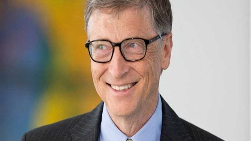 بيل جيتس يحتفل بتوزيع