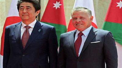 ملك الأردن ورئيس الوزراء الياباني يبحثان تعزيز العلاقات
