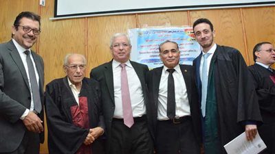 نجل وزير التعليم العالي يناقش دراسة جديدة لعلاج سرطان القولون