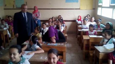 وكيل تعليم الدقهلية يتفقد امتحانات النقل بمدرسة محمد كمال بطلخا