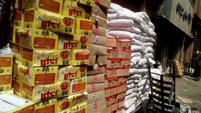 ضبط سلع مجهولة المصدر بمخزن بالأزبكية.. صور