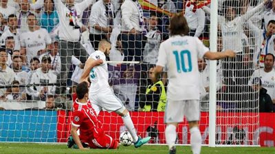 «بنزيما» يسجل الهدف الثاني لريال مدريد أمام بايرن ميونيخ