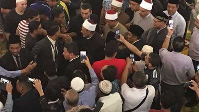 مسلمو سنغافورة يلتفون حول الإمام الأكبر في مسجد السلطان