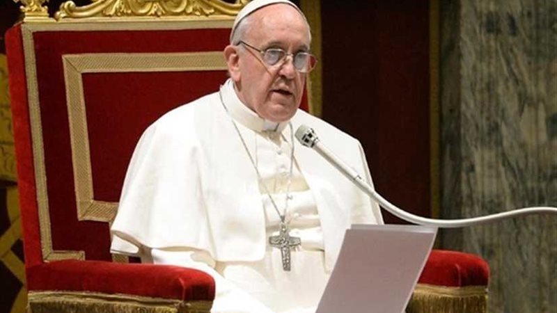 بابا الفاتيكان يصلي