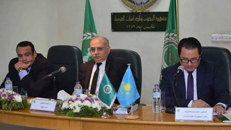 سفير كازاخستان يشيد