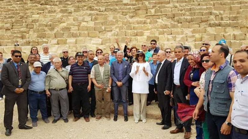 وزيرة الهجره تشيد