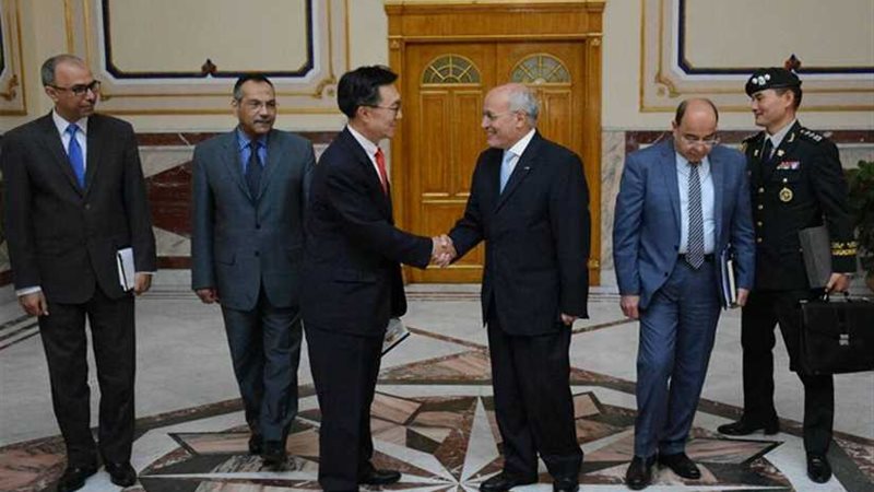 العصار يبحث مع سفير