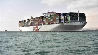 53 سفينة بحمولات 4.3 مليون طن وتضم 9 سفن عملاقة تعبر قناة السويس