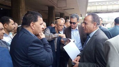 بالصور.. وزير النقل في جولة مفاجئة لمتابعة انتظام رحلات القطارات