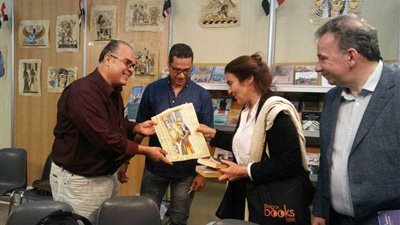 وزيرة الثقافة اليونانية تزور جناح الهيئة المصرية للكتاب بمعرض ثيسالونيكي