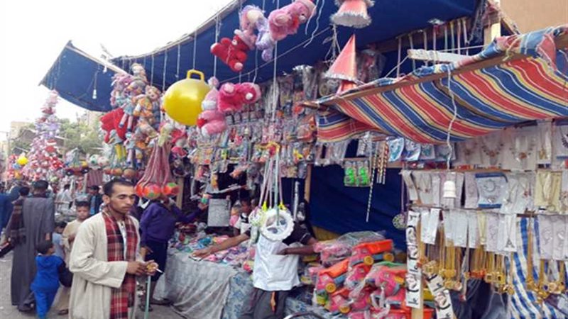 المئات يشاركون في