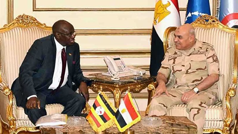 وزير الدفاع يبحث