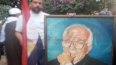 بالفيديو والصور.. الآلاف يشيعون جنازة 