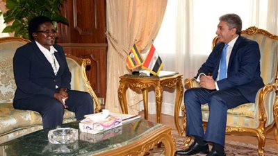 وزير الطيران المدني يستقبل وزيرة النقل الأوغندية