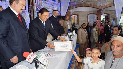 محافظ الغربية يكرم أسر الشهداء بشهادات أمان المصريين