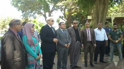 عشماوي ورضاييف يضعان الزهور على تمثال علييف بالقناطر