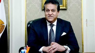 وزير التعليم العالي يتفقد مستشفى 57357..ومصر للطيران توزع هدايا