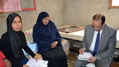 محافظ الدقهلية يقدم العزاء لأسرة شهيد 