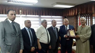 نقيب الفلاحين يكرم رئيس مجلس الدولة ويمنحه درع النقابة